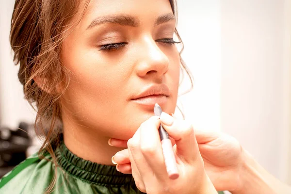 Μακιγιάζ Χειλιών Makeup Καλλιτέχνης Εφαρμόζει Περίγραμμα Ένα Μολύβι Στα Χείλη — Φωτογραφία Αρχείου