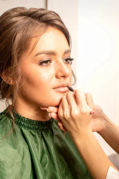 Læber Makeup Makeup Kunstner Anvender Kontur Med Blyant Til Læberne - Stock-foto