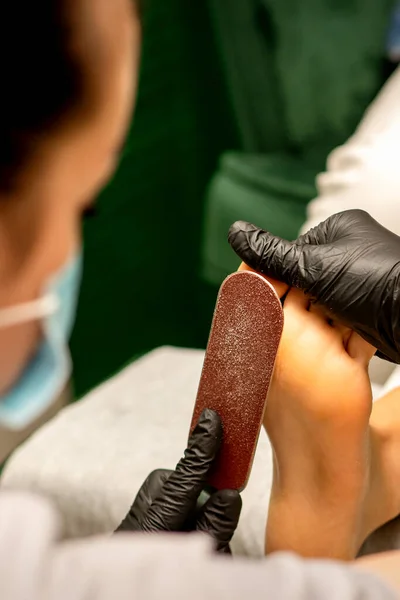 Pedicurist Rubbing Heel Special Grater Pedicure Treatment Beauty Salon — Stock Photo, Image