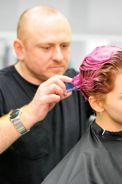 Corte Cabelo Cabelo Molhado Rosa Curto Tingido Mulher Caucasiana Jovem — Fotografia de Stock