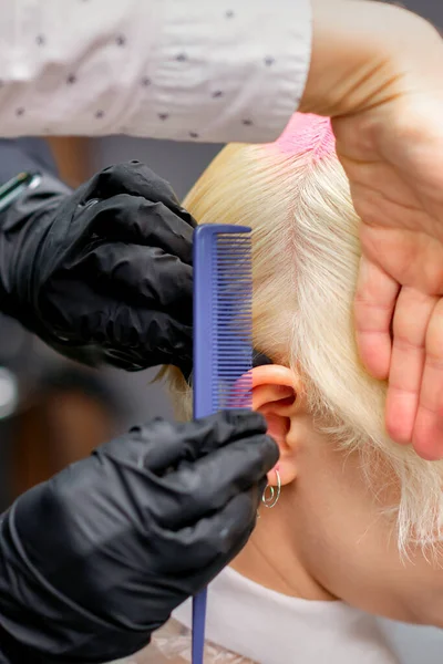 Czesanie Włosów Grzebieniem Podczas Farbowania Siwych Włosów Młodej Blondynki Salonie — Zdjęcie stockowe