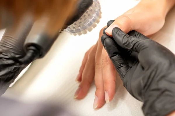 Handen Van Manicure Meester Verwijderen Stof Van Nagels Met Een — Stockfoto