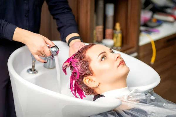 Mycie Farbowanych Kobiecych Włosów Młoda Kaukaska Kobieta Której Włosy Umyto — Zdjęcie stockowe