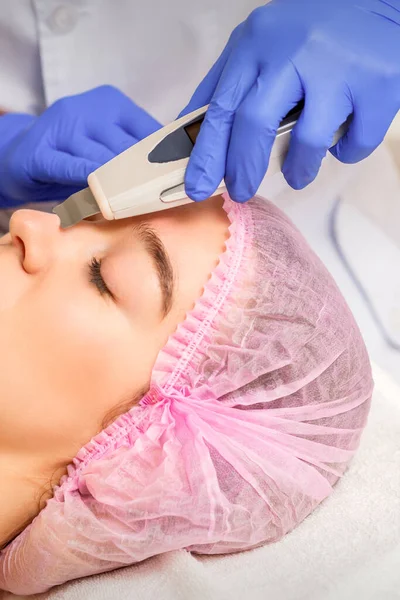 Mladá Běloška Dostává Ošetření Pleti Ultrazvukovou Kosmetologií Obličejové Vybavení Lékařském — Stock fotografie
