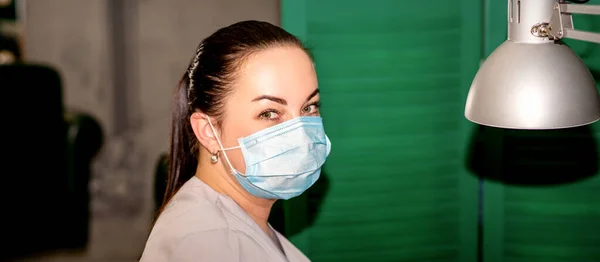 Junge Podologin Mit Schutzmaske Blickt Ihrer Podologie Klinik Die Kamera — Stockfoto