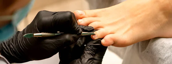 Pedicure Profissional Processo Remoção Cutícula Dedos Femininos Salão Spa Conceito — Fotografia de Stock