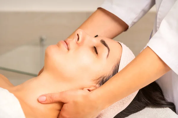 Gesichtsmassage Junge Kaukasische Frau Bekommt Einer Schönheitsklinik Eine Nackenmassage — Stockfoto