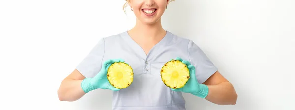Junge Kaukasische Lächelnde Ärztin Ernährungsberaterin Mit Ananasscheiben Vor Isoliertem Weißem — Stockfoto