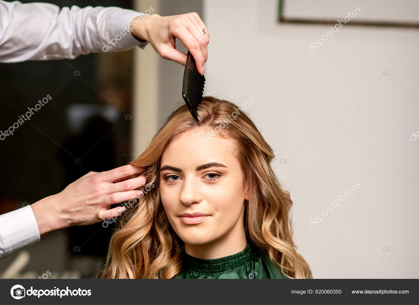 Cabeleireiro seca o cabelo com secador de cabelo para uma mulher após um  corte de cabelo no salão