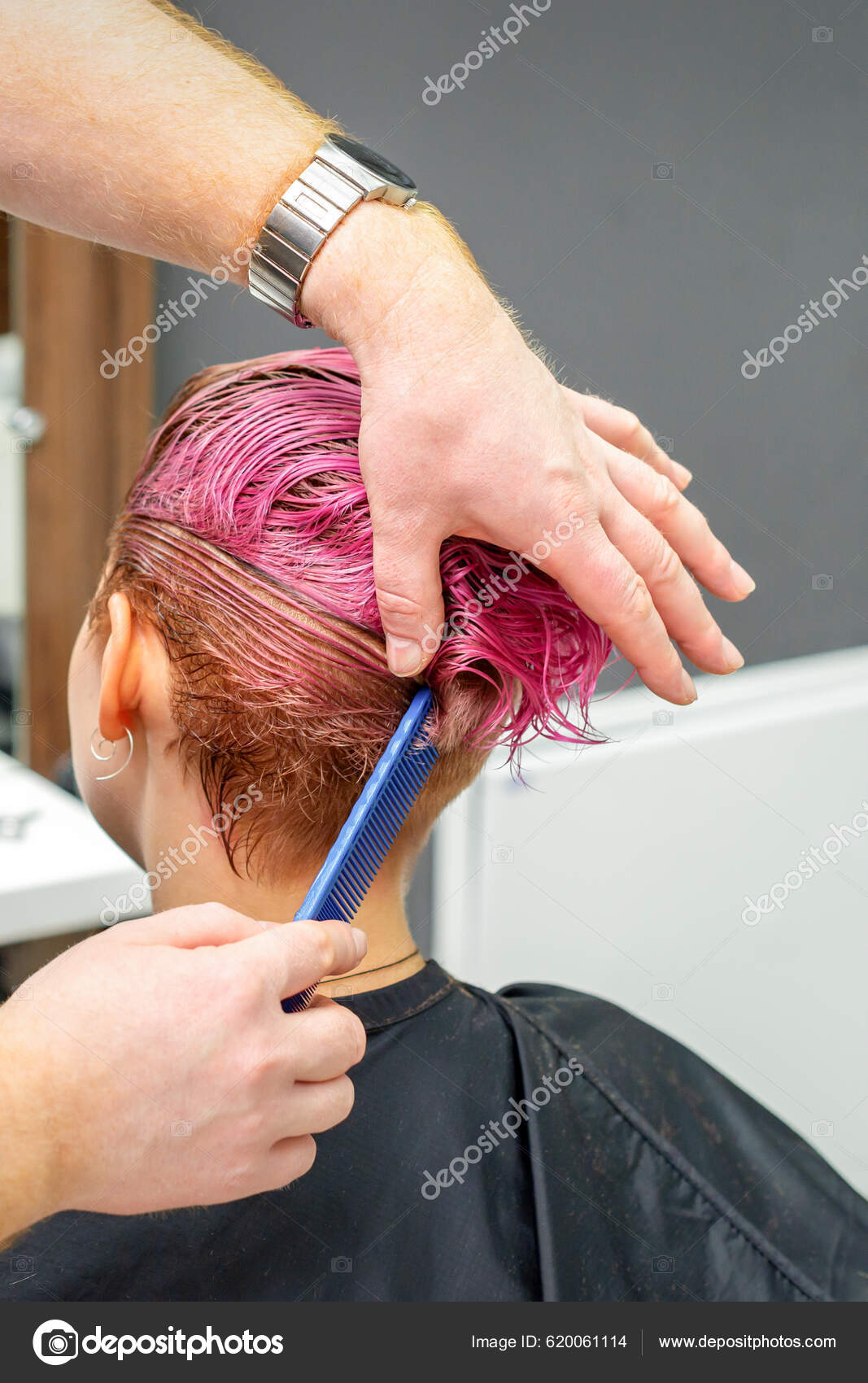 Vista traseira do corte de cabelo do barbeiro feminino, fazendo o