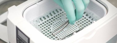 Tıbbi aletler için cımbızla temizlik sistemi dezenfekte ediyor. Ultrasonik temizleyici