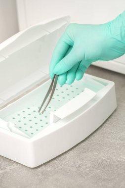 Tıbbi aletler için cımbızla temizlik sistemi dezenfekte ediyor. Ultrasonik temizleyici