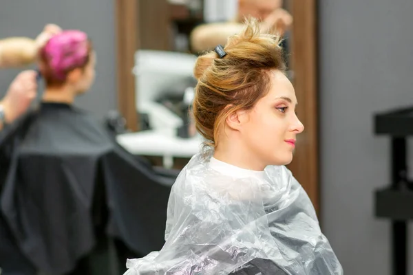 Piękna Młoda Blondynka Kaukaska Kobieta Nowoczesnym Salonie Fryzjerskim — Zdjęcie stockowe
