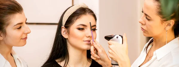 Makyaj Sanatçısı Bir Güzellik Salonunda Beyaz Bir Kadının Yüzüne Hava — Stok fotoğraf