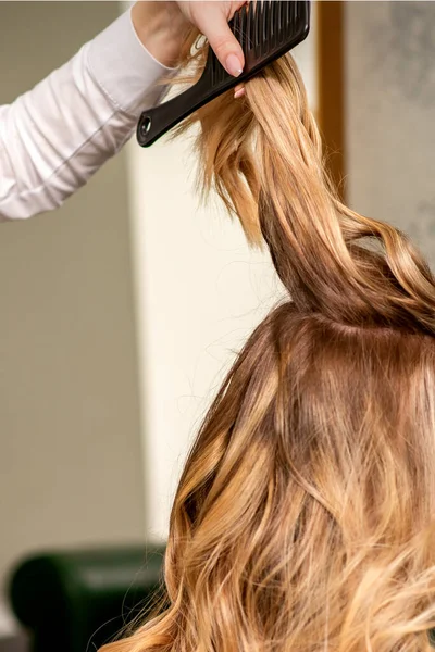 Profesjonalna Pielęgnacja Włosów Młoda Blondynka Długimi Włosami Otrzymuje Fryzurę Salonie — Zdjęcie stockowe