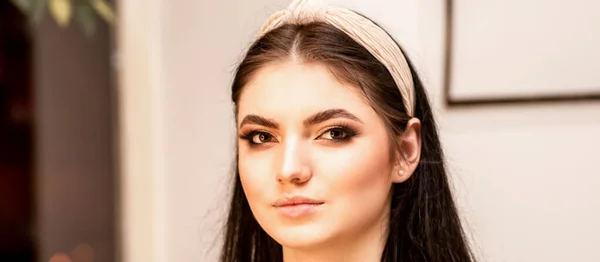 Divatos Fiatal Portré Gyönyörű Női Modell Hosszú Haj Smink Szépség — Stock Fotó