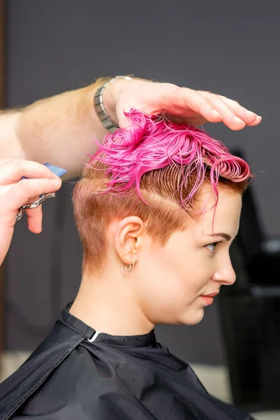 Haircut Dyed Short Pink Wet Hair Young Caucasian Woman Male — Stock Photo, Image