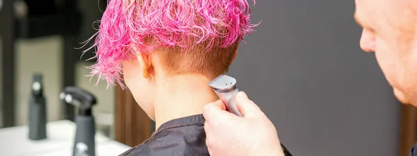 Male Hairdresser Shaves Neck Young Caucasian Woman Short Pink Hairstyle — Stock Photo, Image