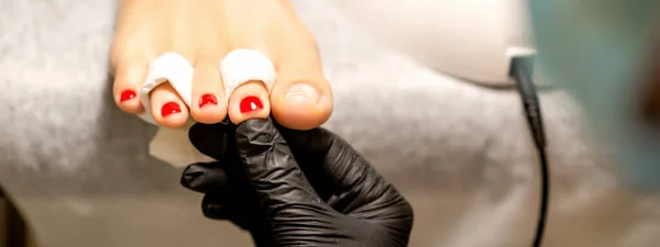 Nagellak Proces Een Manicure Meesterhand Houdt Rood Geschilderde Nagels Een — Stockfoto