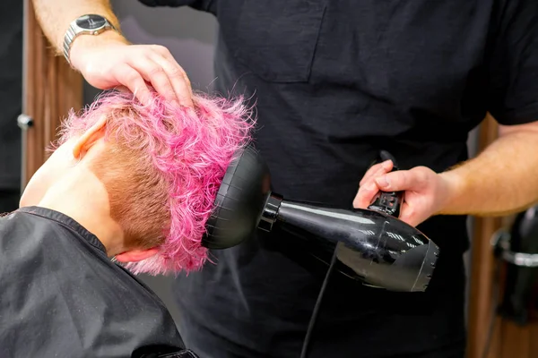 Sušící Krátký Růžový Bob Účes Mladé Bělošky Černým Vysoušečem Vlasů — Stock fotografie