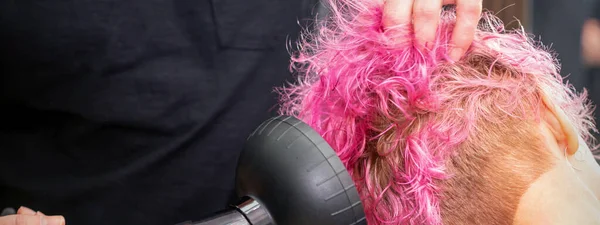 Asciugatura Capelli Corti Rosa Bob Una Giovane Donna Caucasica Con — Foto Stock