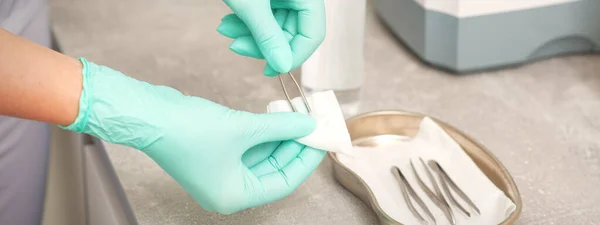 Mano Desinfecta Pinzas Con Sistemas Limpieza Para Instrumentos Médicos Limpiador — Foto de Stock