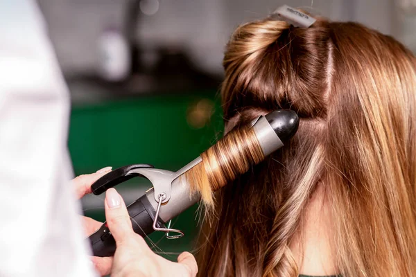 Kobieta Fryzjer Jest Curling Włosy Dla Brązowłosej Młodej Białej Kobiety — Zdjęcie stockowe
