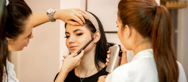 Makeup Artist Med Hjälp Airbrush Ansiktet Ung Kaukasiska Kvinna Skönhetssalong — Stockfoto