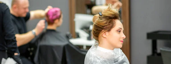 Piękna Młoda Blondynka Kaukaska Kobieta Nowoczesnym Salonie Fryzjerskim — Zdjęcie stockowe