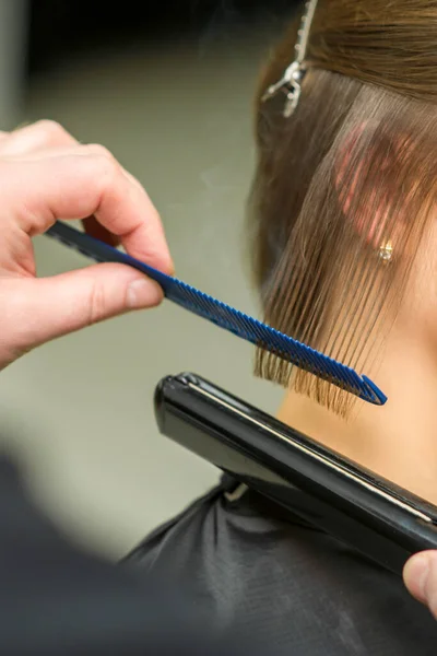 Hairstylist Rechttrekken Kort Haar Van Jonge Brunette Vrouw Met Een — Stockfoto