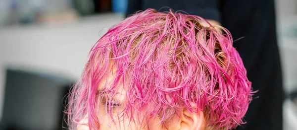 美しいです若いですCaucasian女性受信新しい短いピンクの髪型で美容師サロン — ストック写真