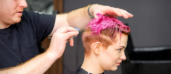 Περικοπή Από Βαμμένα Κοντά Ροζ Βρεγμένα Μαλλιά Νεαρής Καυκάσιας Γυναίκας — Φωτογραφία Αρχείου