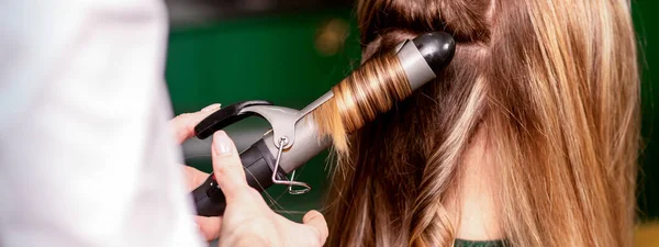 Female Hairdresser Curling Hair Brown Haired Young Caucasian Woman Beauty — Stock Photo, Image