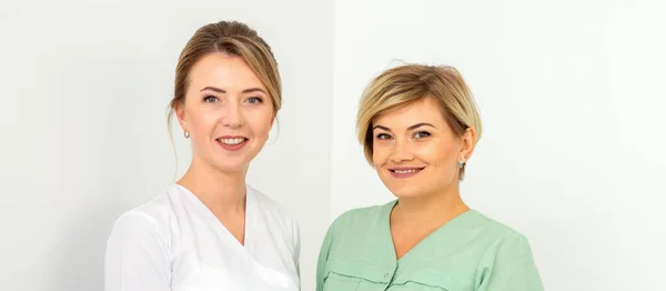 Zbliżenie Portretu Dwóch Młodych Uśmiechniętych Kobiet Kaukaskich Pracowników Służby Zdrowia — Zdjęcie stockowe