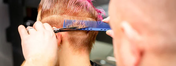 Fryzura Farbowane Krótkie Różowe Mokre Włosy Młodej Kobiety Kaukaskiej Przez — Zdjęcie stockowe