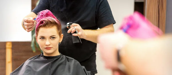 Piękny Młody Różowy Włosy Biały Kobieta Nowoczesny Salon Fryzjerski — Zdjęcie stockowe