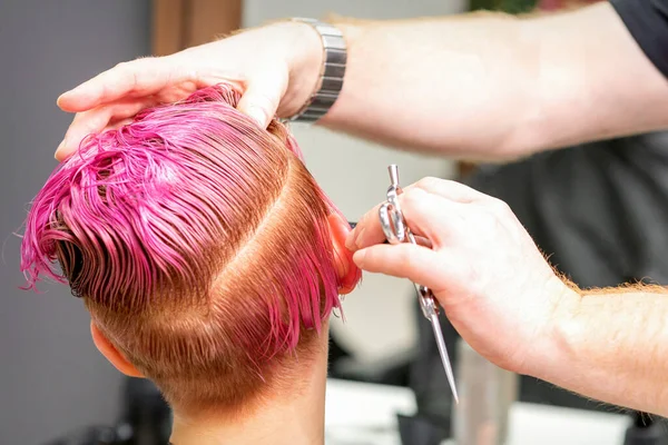 Účes Barvené Krátké Růžové Mokré Vlasy Mladé Bělošky Mužského Kadeřníka — Stock fotografie
