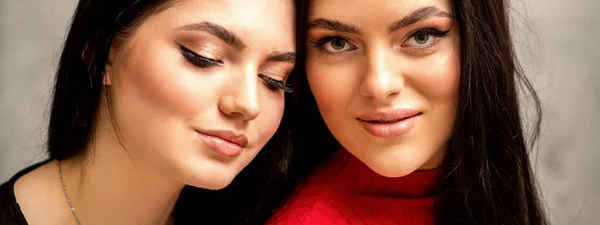 Dos Mujeres Jóvenes Moda Retrato Las Dos Hermosas Modelos Femeninas —  Fotos de Stock