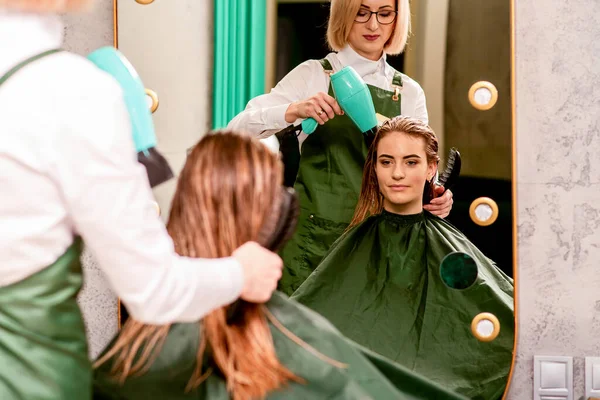 Kuaför Güzellik Salonundaki Güzel Beyaz Kadının Saç Kurutma Makinesiyle Saçlarını — Stok fotoğraf
