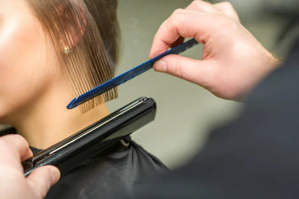 Hairstylist Rechttrekken Kort Haar Van Jonge Brunette Vrouw Met Een — Stockfoto
