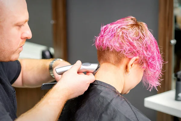 Mężczyzna Fryzjer Goli Szyję Młody Kaukaski Kobieta Krótki Różowy Fryzura — Zdjęcie stockowe