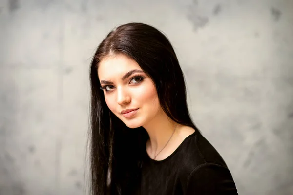 Modna Młoda Kobieta Portret Pięknej Modelki Długimi Włosami Makijażem Piękno — Zdjęcie stockowe