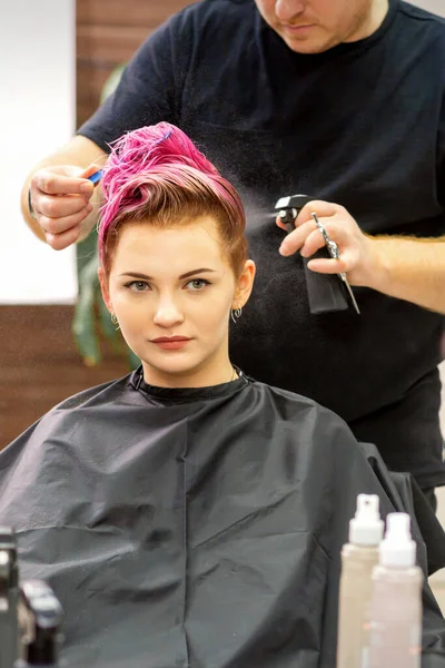 Piękny Młody Różowy Włosy Biały Kobieta Nowoczesny Salon Fryzjerski — Zdjęcie stockowe