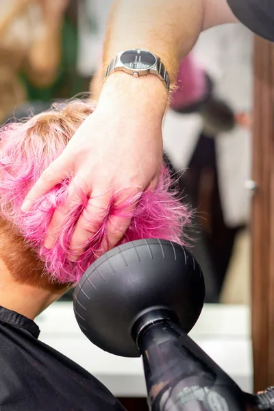 Secado Corto Peinado Rosa Bob Una Joven Mujer Caucásica Con —  Fotos de Stock