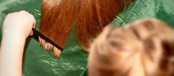Парикмахер Стрижется Расчесывает Длинные Волосы Брюнетки Салоне Красоты — стоковое фото