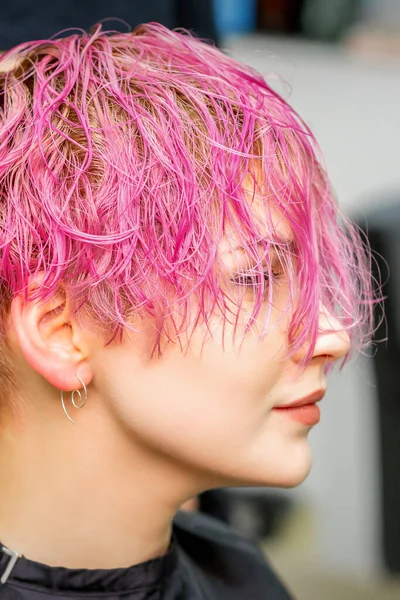 Όμορφη Νεαρή Καυκάσια Γυναίκα Λαμβάνει Νέα Κοντά Ροζ Hairstyle Στο — Φωτογραφία Αρχείου