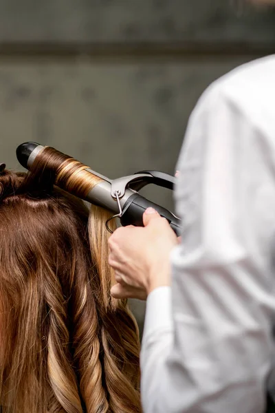 Cabeleireiro Feminino Está Enrolando Cabelo Para Uma Jovem Caucasiana Cabelos — Fotografia de Stock