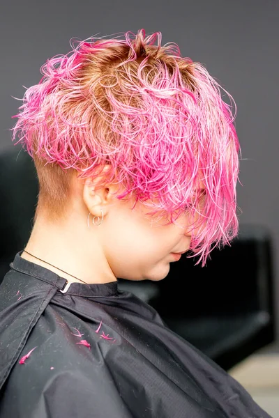在现代美发沙龙里漂亮的粉红头发的高加索女人 — 图库照片