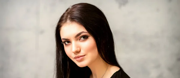 Modna Młoda Kobieta Portret Pięknej Modelki Długimi Włosami Makijażem Piękno — Zdjęcie stockowe