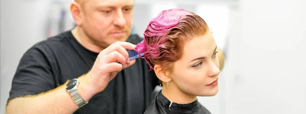 Corte Pelo Pelo Corto Teñido Color Rosa Húmedo Una Joven —  Fotos de Stock